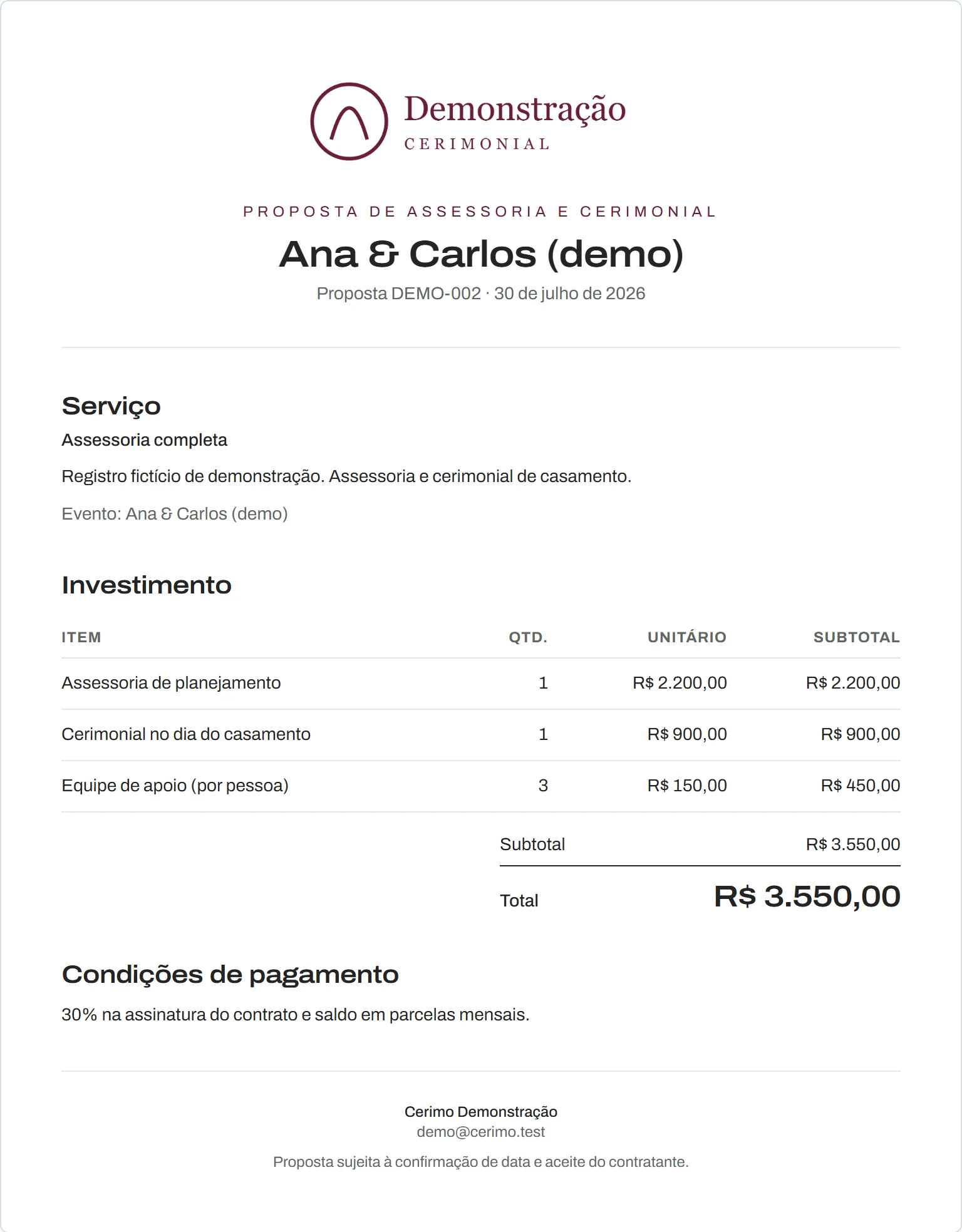 Proposta gerada pelo Cerimo com o logotipo e a cor de uma assessoria fictícia: cliente, serviço, itens com valores, total e condições de pagamento.